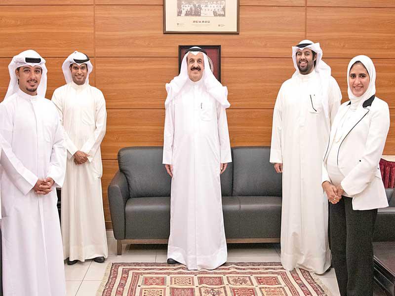 المدير العام لـ«الدراسات المصرفية» د. يعقوب الرفاعي مستقبلاً الخريجين