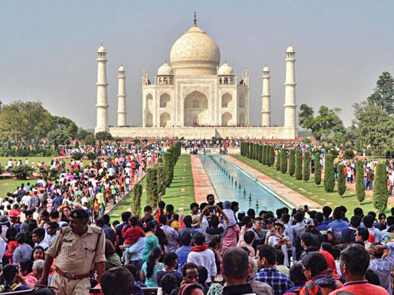 ضريح تاج محل الذي يعتبر من أبرز المعالم السياحية في العالم
