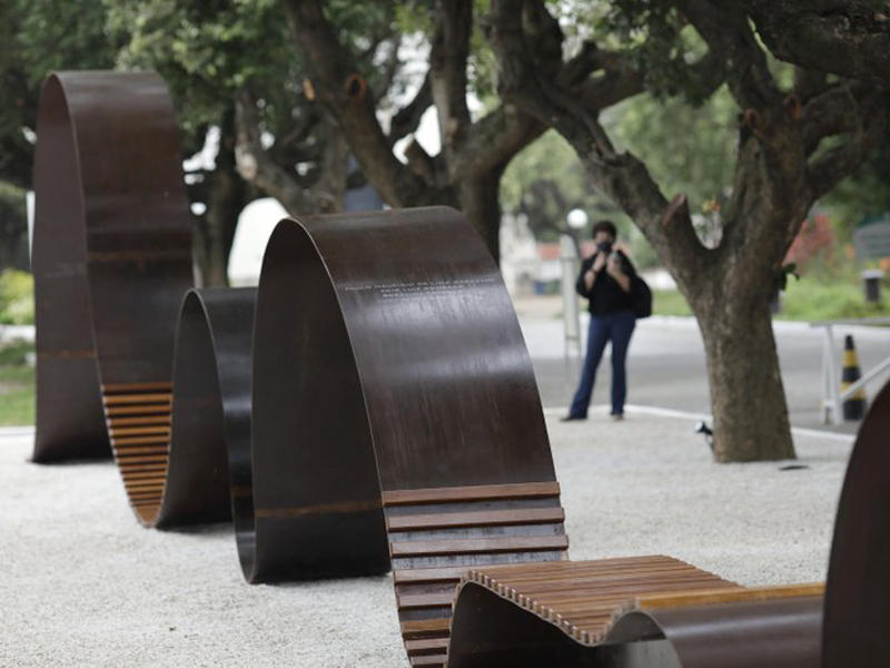 نصب تذكاري لضحايا فيروس كورونا اسمي نصب إنفينيتي التذكاري في مقبرة بنيتانسيا في ريو دي جانيرو، البرازيل