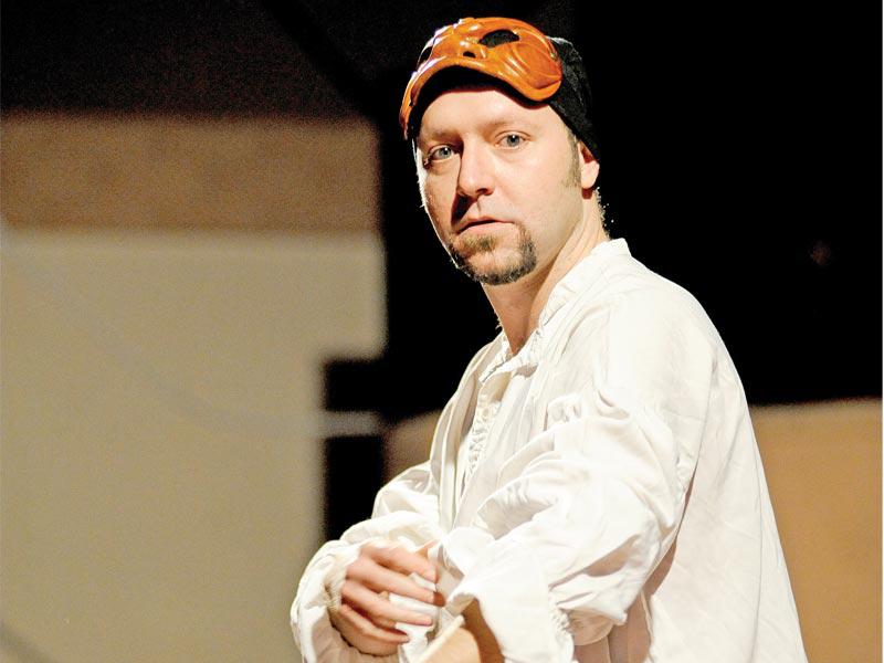 الممثل والكاتب والمخرج المسرحي فابريزيو بلادين