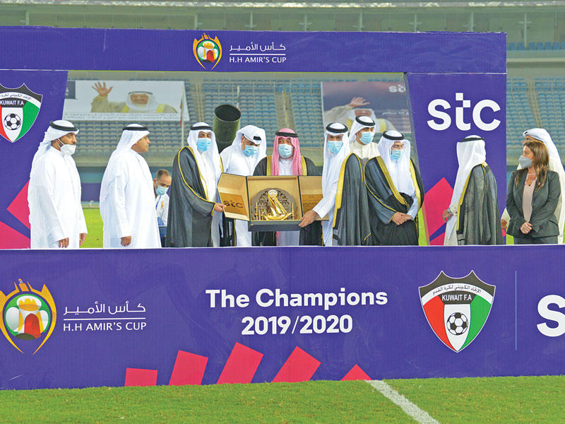 الحربي خلال تقديم الهدية التذكارية لممثل سمو نائب الأمير