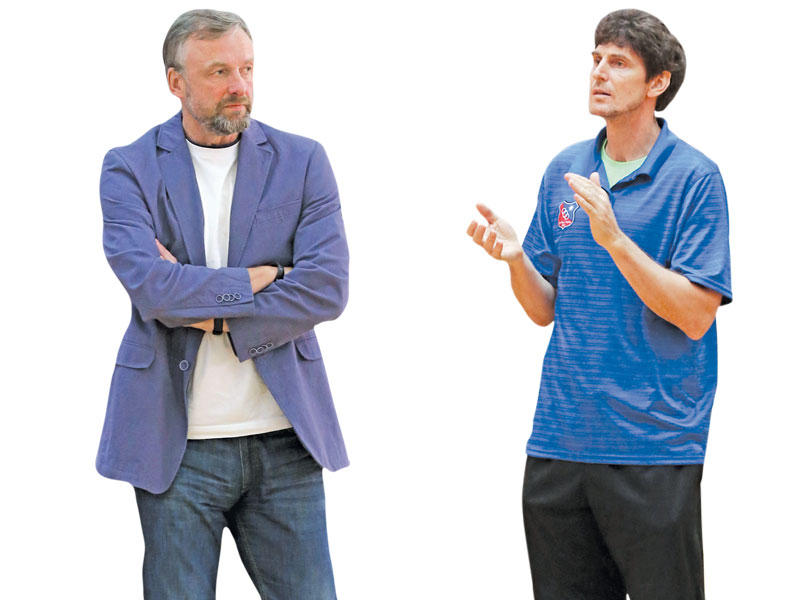 المدرب الكويت الالماني بيتر شومرز - مدرب القادسية  الليتواني لوكاس مندوجاز