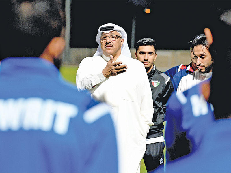  عضو مجلس إدارة اللجنة الفنية خالد الشمري يوجه لاعبي منتخب الكويت في تدريب سابق