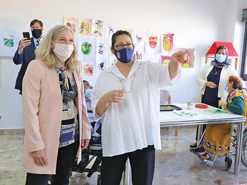 السفيرة الأميركية خلال زيارتها الجمعية الكويتية لرعاية المعوقين