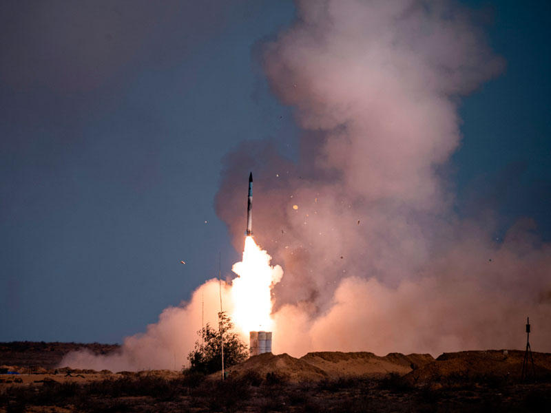 صاروخ ينطلق من منظومة S400 خلال مناورات «القوقاز 2020» التي تجري في روسيا بمشاركة قوات من روسيا والصين وإيران وباكستان وميانمار وأذربيجان وبلاروسيا (أ ف ب)