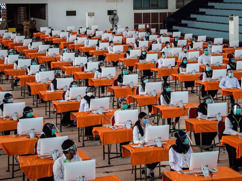 مرشحون لوظيفة في القطاع الحكومي يخضعون لامتحان قبول في مدينة سورابايا أمس (ا ف ب)