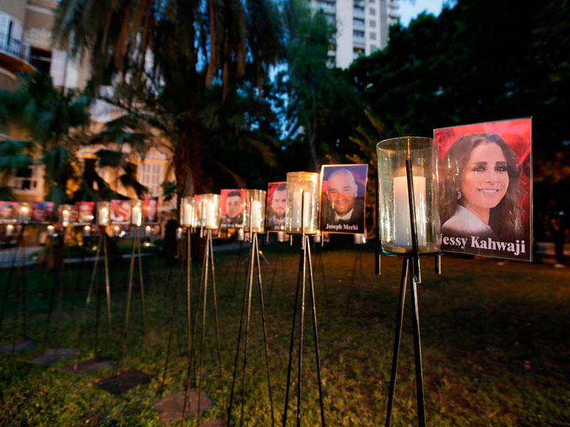 صور ضحايا سقطوا بانفجار مرفأ بيروت خلال حفل موسيقي تكريمي لذكرى مرور 40 يوماً على وفاتهم في حديقة «قصر سرسق» في الأشرفية  مساء الأحد (أ ف ب)