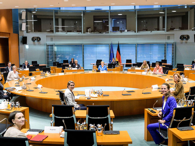 برلين تدعو للوحدة قبل قمة أوروبية طارئة