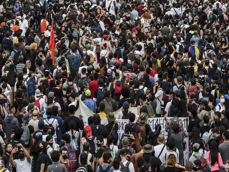 تظاهر آلاف الكولومبيين ضد استخدام الشرطة للقوة وسياسات الحكومة