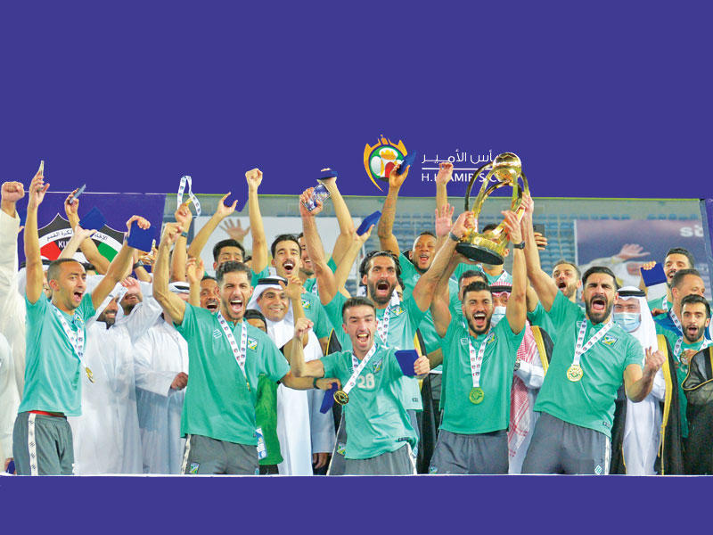 الابطال على منصة التتويج