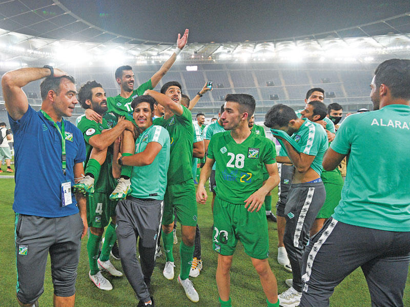 علي خلف محمولاً على الأكتاف