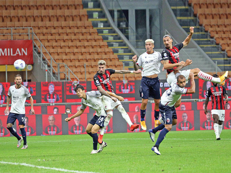 زلاتان إبراهيموفيتش نجم ميلان يسجل الهدف الأول