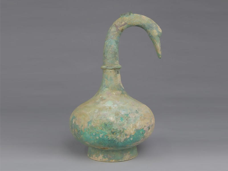 الابريق المكتشف في مقبرة سانمينشيا، خنان ،الصين والذي يحتوي على السائل الغامض