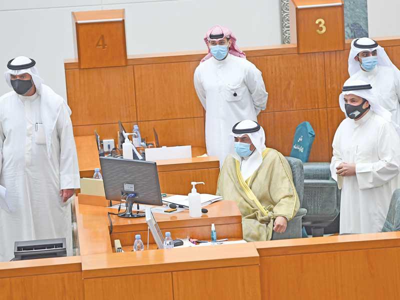 الخالد على منصة الاستجواب وإلى جانبه الصالح