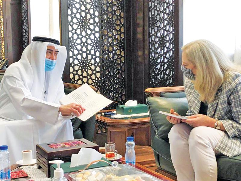 الأمين العام للمجلس الوطني للثقافة والفنون والآداب كامل العبدالجليل مع السفيرة الأميركية