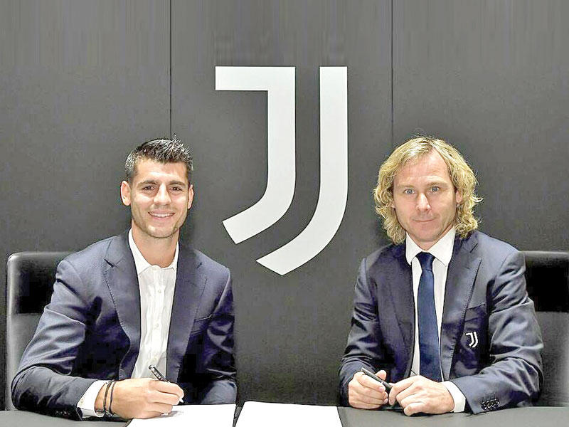 موراتا ونيدفيد بعد توقيع العقد