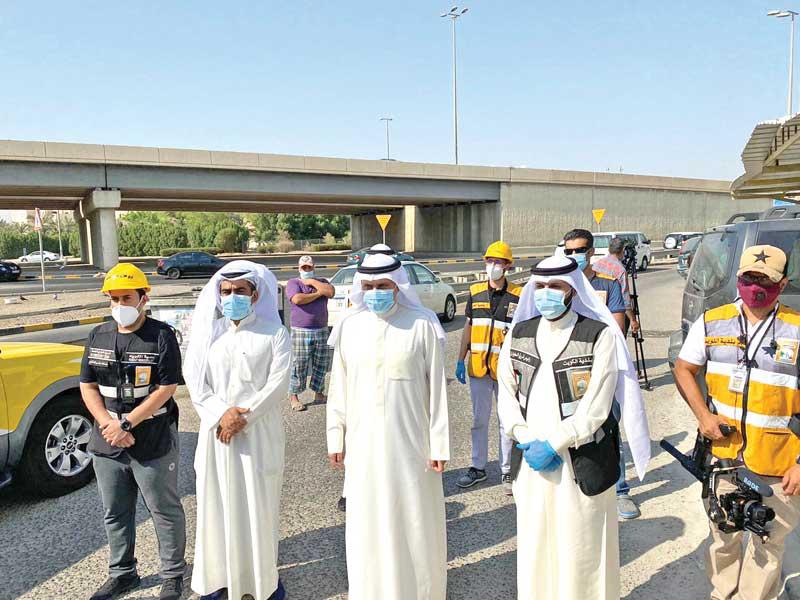 المدير العام لبلدية الكويت المهندس أحمد المنفوحي متوسطاً فريق طوارئ العاصمة أمس 