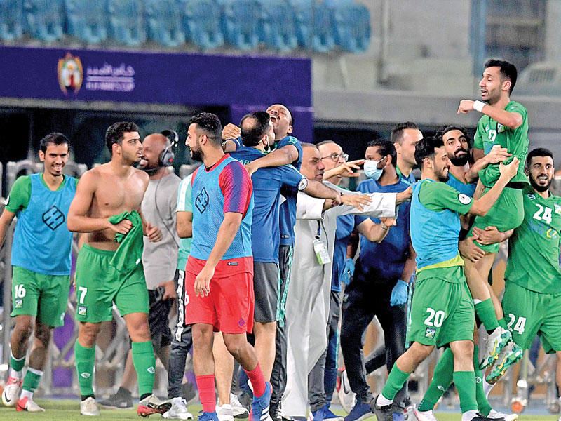 احتفال مندني مع اللاعبين