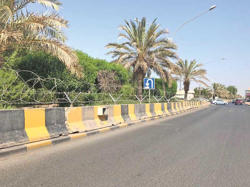 الحواجز الأسمنتية والأسلاك الشائكة