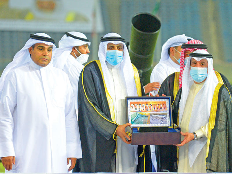 المستشار فيصل الغريب يقدم درعاً تذكارية لوزيرالدولة لشؤون الشباب محمد الجبري