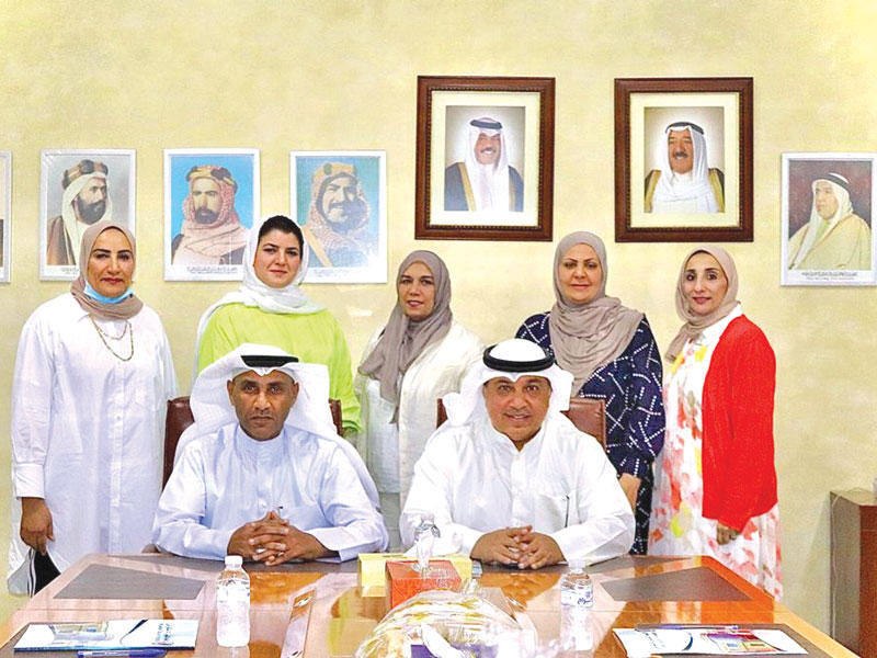 صورة جماعية للجنة بحضور العمران والعازمي