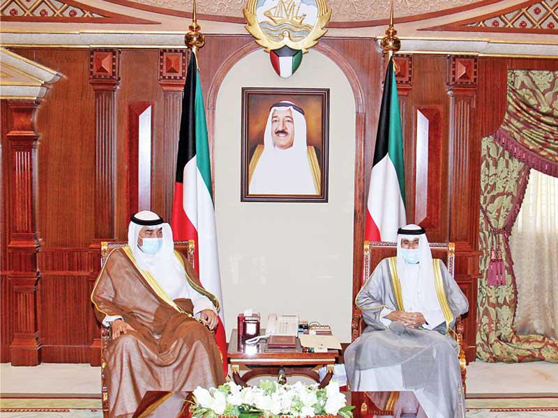 نائب الأمير مستقبلاً رئيس الوزراء أمس