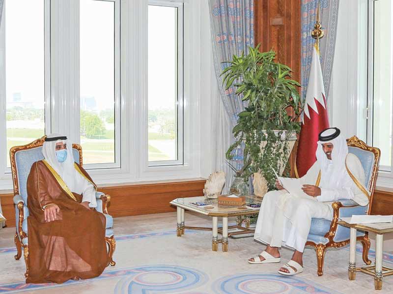 أمير قطر لدى تسلمه رسالة نائب الأمير أمس