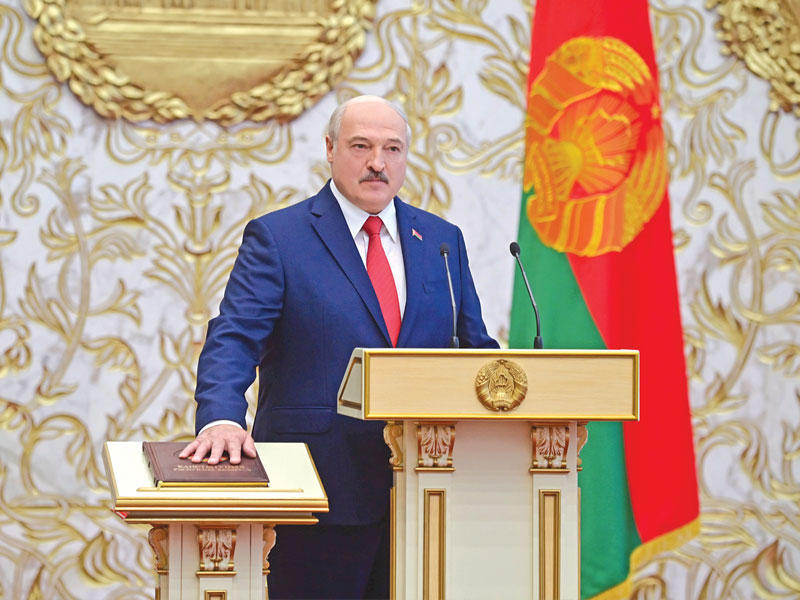 الرئيس البيلاروسي الكسندر لوكاشينكو يضع يده اليمنى على نسخة من الدستور باللغة البيلاروسية