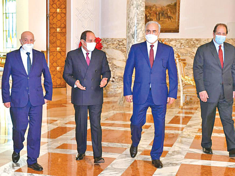 الرئيس المصري عبدالفتاح السيسي متوسطا قائد الجيش الليبي الوطني خليفة حفتر ورئيس البرلمان الليبي عقيلة صالح  في قصر الاتحادية أمس             (رئاسة الجمهورية)