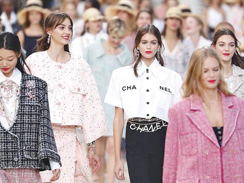 جانب من عروض الأزياء