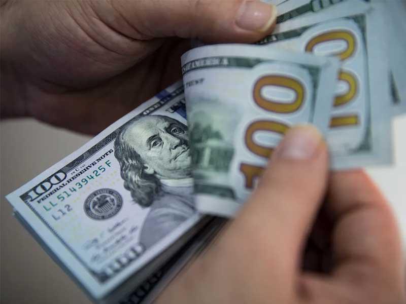 الدولار يتمسك بمكاسبه  في ظل زيادة الطلب عليه