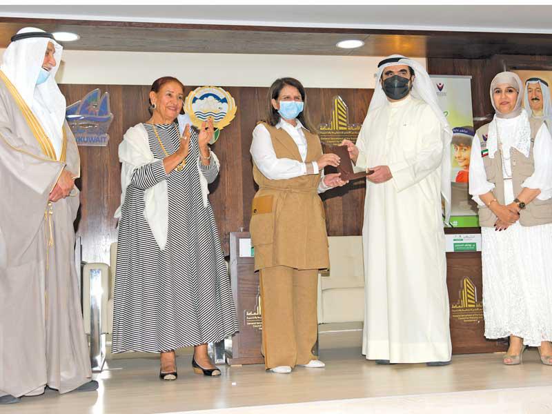 جانب من التكريم في حملة «حياتهم غالية»