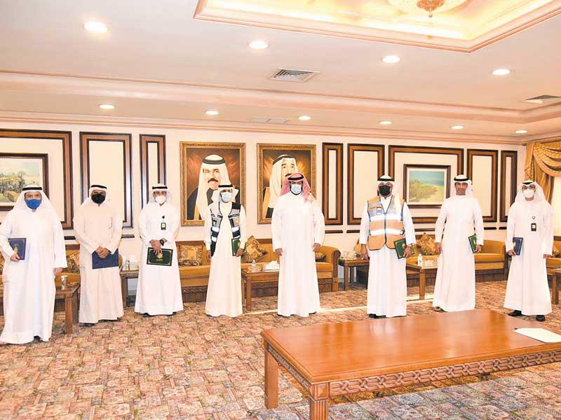 محافظ العاصمة متوسطا المكرمين 