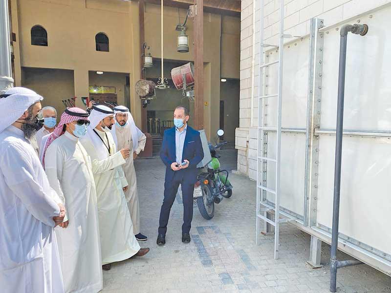 مسؤولو البلدية و»الأوقاف» أمام محطة المعالجة