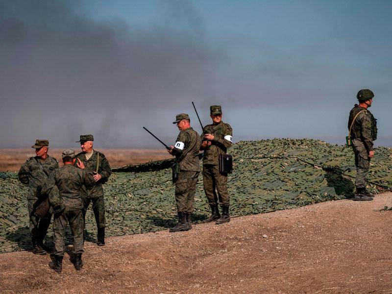 عسكريون في جنوب روسيا أمس، خلال مناورات «قوقاز 2020» التي تشارك فيها إيران إلى جانب روسيا والصين وباكستان وميانمار (أ ف ب)