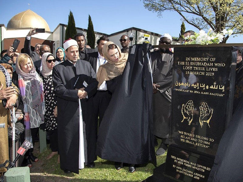 رئيسة وزراء نيوزيلندا جاسيندا أرديرن تزيح الستار عن عن لوحة تذكارية للمصلين المسلمين الـ51