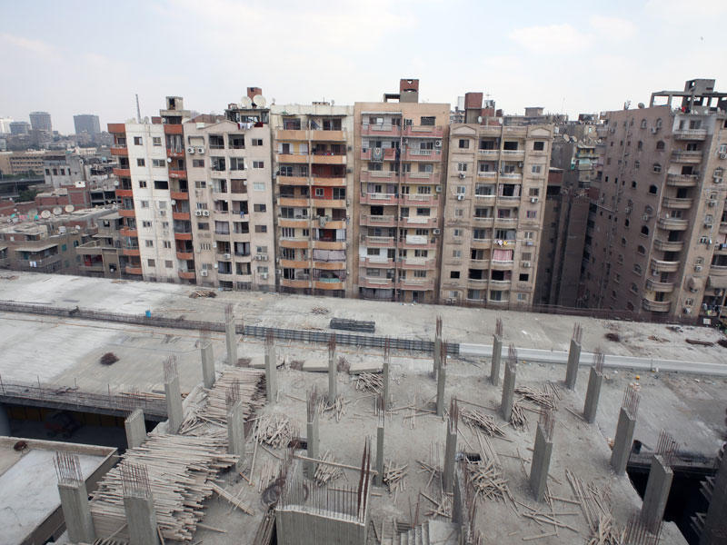 مشهد عام لجسر ترعة الزمر قيد الإنشاء في حي العمرانية بالجيزة أمس الأول (إي بي أيه)