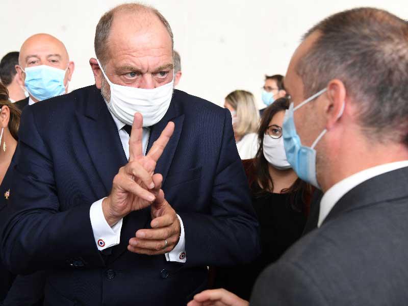 وزير العدل الفرنسي إريك دوبوند موريتي يستمع إلى عرض أثناء تنفيذ الأساور المضادة للاقتراب