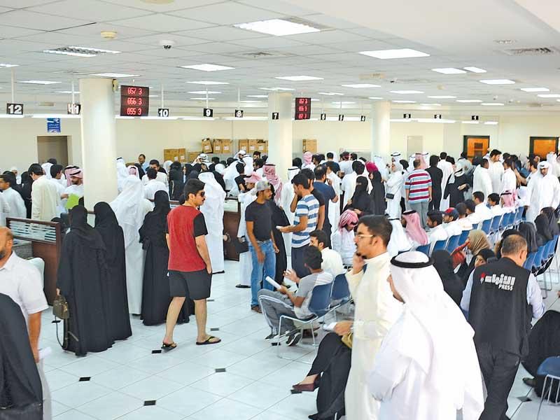 صورة أرشيفية للازدحام في صالة «قبول التطبيقي» للطلبة المرفوضين من القبول سابقا