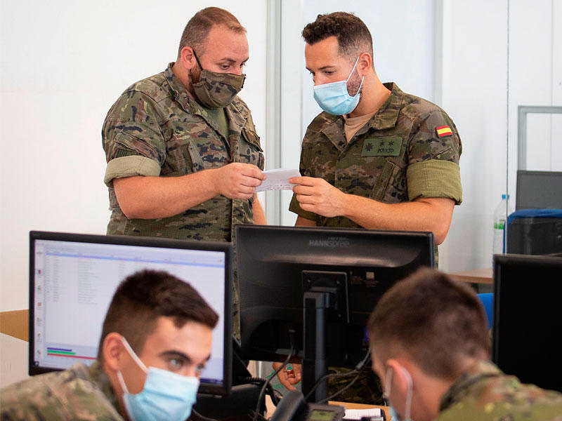 جنود اسبان في أحد مراكز تعقّب المصابين بـ«كورونا» أمس (أ ف ب)