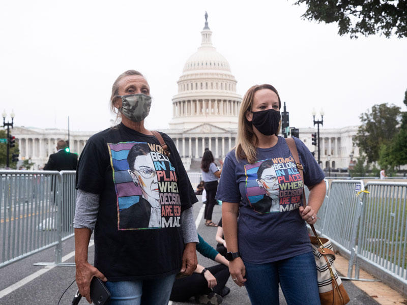 أميركيون ينتظرون لإلقاء النظرة الأخيرة على القاضية غينسبورغ بمقر المحكمة العليا في واشنطن أمس (إي بي إيه) 