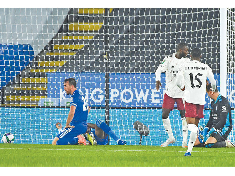 فرحة لاعبي أرسنال بالهدف الأول