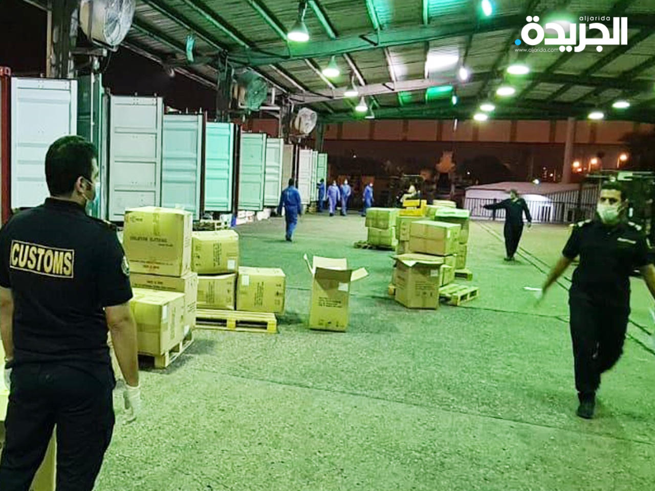رجال الجمارك يستقبلون المواد الطبية 