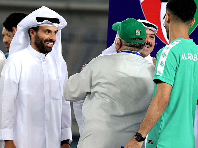 عناق حار بين رئيس جهاز الكرة علي مندني ورئيس النادي عبدالعزيز عاشور 