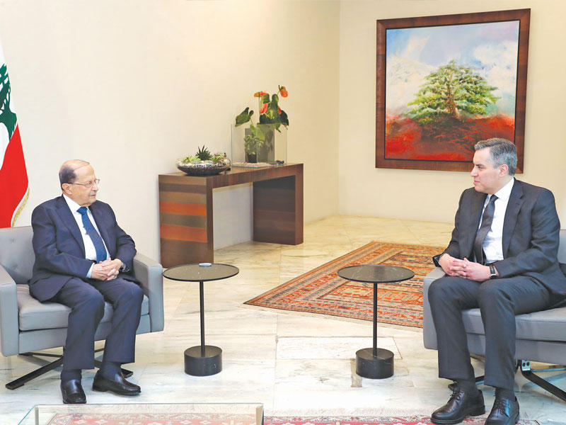 رئيس الجمهورية ميشال عون مستقبلاً الرئيس المكلّف تشكيل الحكومة مصطفى أديب في القصر الجمهوري أمس (ا ف ب)