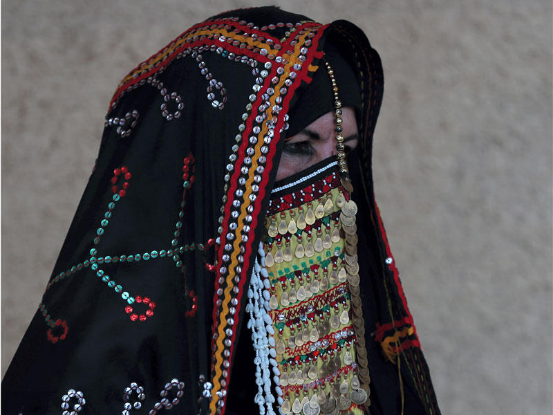 بدوية مصرية بالزي التقليدي في محمية ومنتجع راس محمد جنوب سيناء أمس (إي بي أيه)