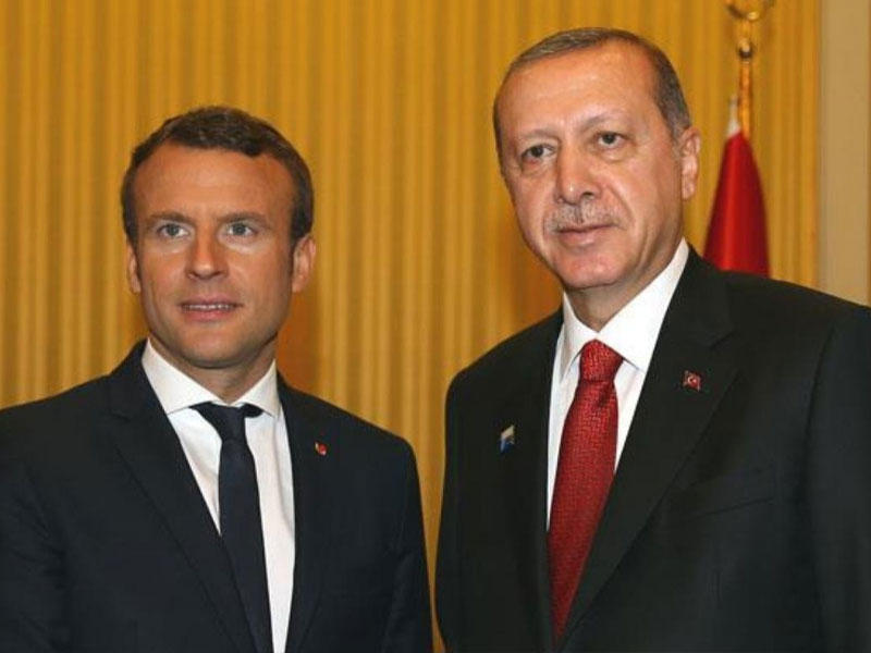 الرئيس التركي رجب طيب إردوغان مع نظيره الفرنسي إيمانويل ماكرون 