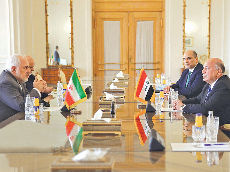 وزير الخارجية الإيراني محمد جواد ظريف مجتمعاً بوزير الخارجية العراقي فؤاد حسين  في طهران أمس (إرنا)