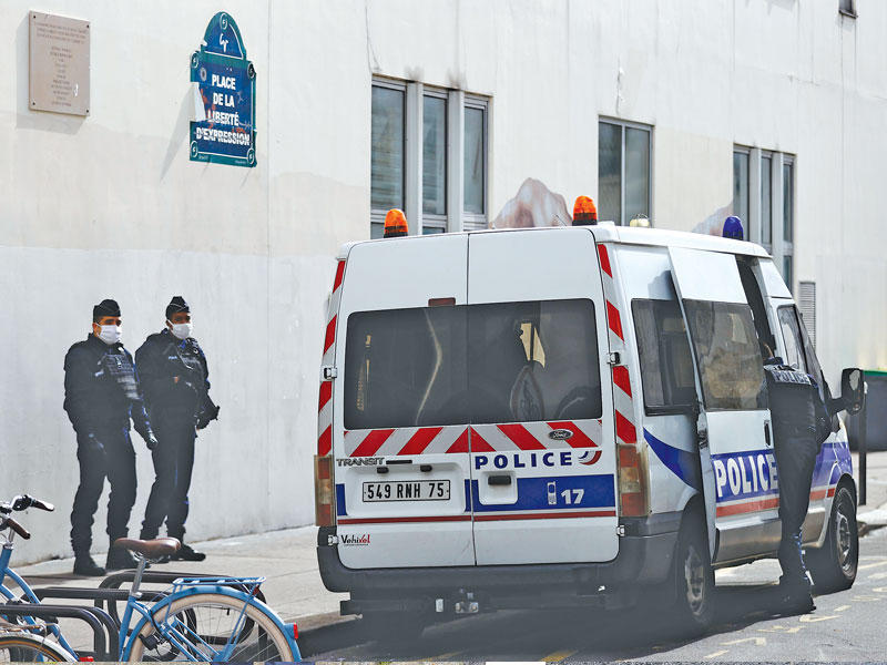 هجوم باريس الذي أسفر أمس الأول عن إصابة شخصين بجروح خطيرة قرب مقر شارلي إيبدو القديم