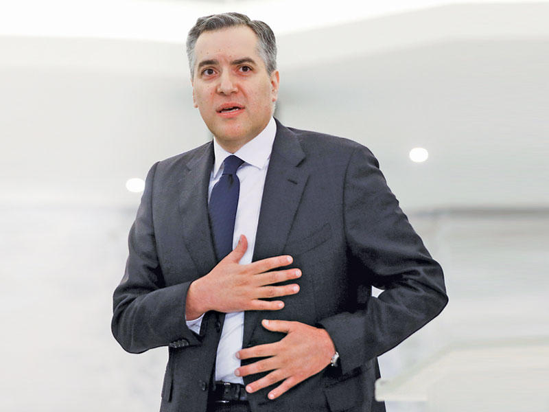 رئيس الوزراء اللبناني المكلف مصطفى أديب بعد إعلانه اعتذاره في القصر الجمهوري أمس (رويترز)